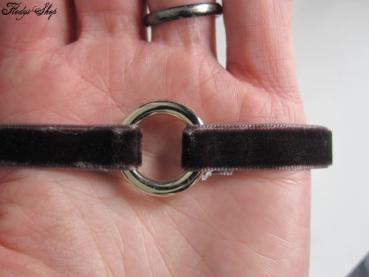 Samthalsband mit Ring