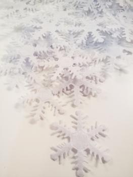 kleine Schneeflockenkristalle fliederton