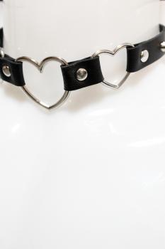 Halsband mit Herz und Nieten