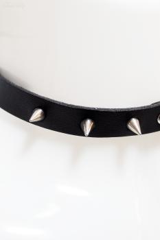 Halsband mit Herz und Nieten