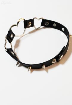 Halsband mit Herz und Nieten