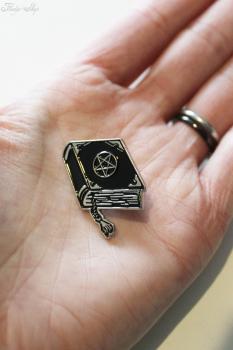 Anstecker Pin "Pentagram Book" Brosche