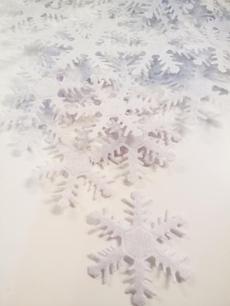 kleine Schneeflockenkristalle fliederton