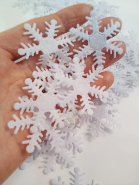 kleine Schneeflockenkristalle fliederton