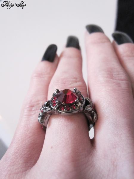 Gothic Ring "Red Lily" mit Zirkonia Stein