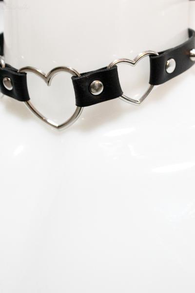 Halsband mit Herz und Nieten
