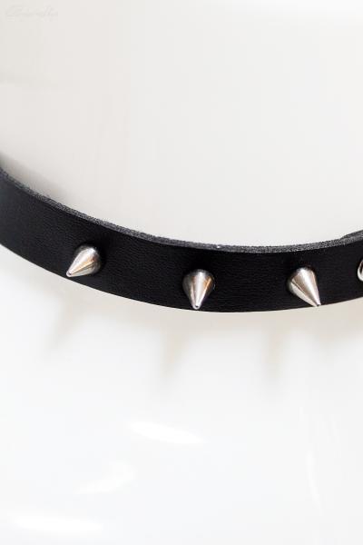 Halsband mit Herz und Nieten