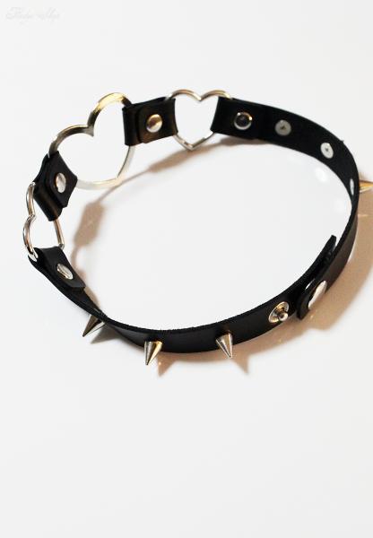 Halsband mit Herz und Nieten