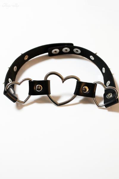 Halsband mit Herz und Nieten